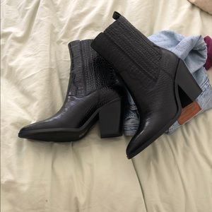 ALDO Women's Drerissa Block Heel Ankle Boot size 8